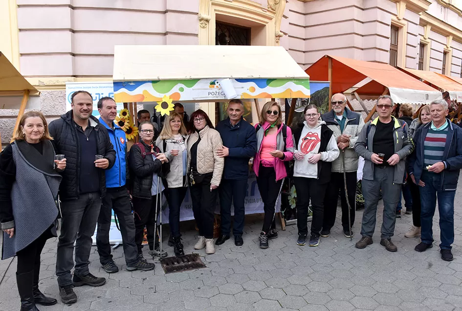 Požega proslavila Martinje u duhu tradicije: Središte grada odjekivalo obredom krštenja mošta!