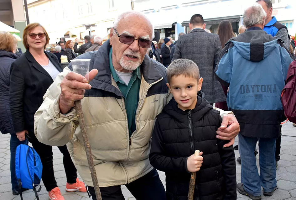 Požega proslavila Martinje u duhu tradicije: Središte grada odjekivalo obredom krštenja mošta!