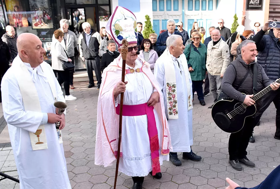Požega proslavila Martinje u duhu tradicije: Središte grada odjekivalo obredom krštenja mošta!
