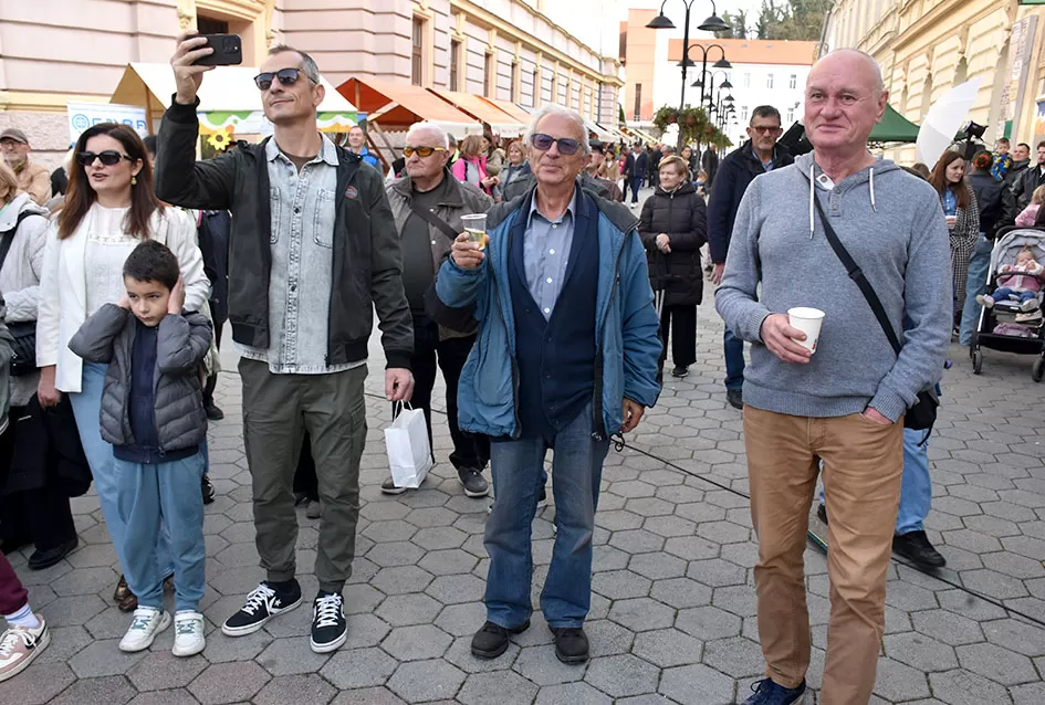 Požega proslavila Martinje u duhu tradicije: Središte grada odjekivalo obredom krštenja mošta!