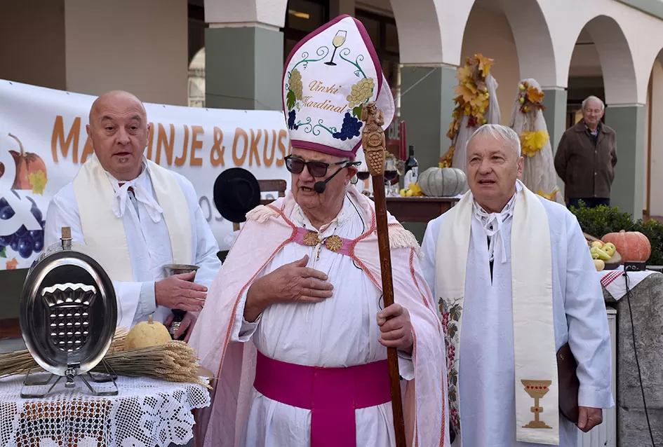Požega proslavila Martinje u duhu tradicije: Središte grada odjekivalo obredom krštenja mošta!