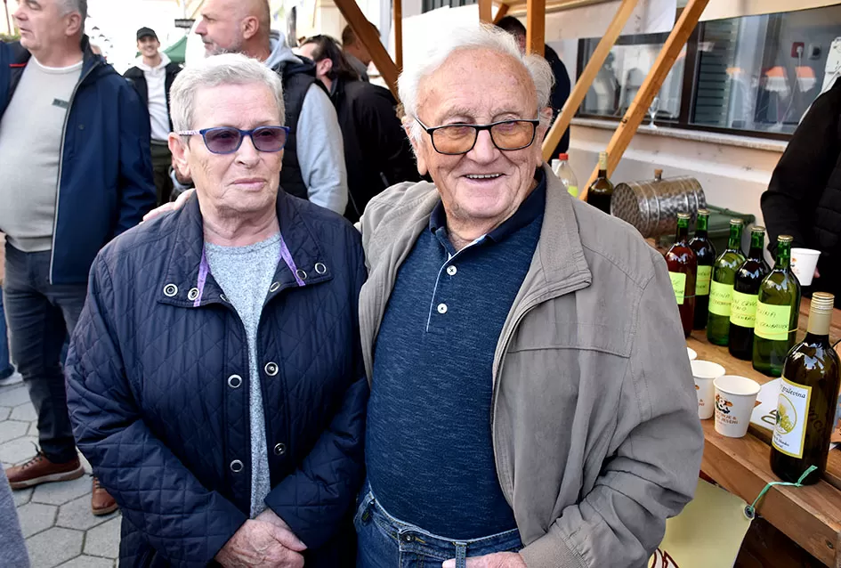 Požega proslavila Martinje u duhu tradicije: Središte grada odjekivalo obredom krštenja mošta!