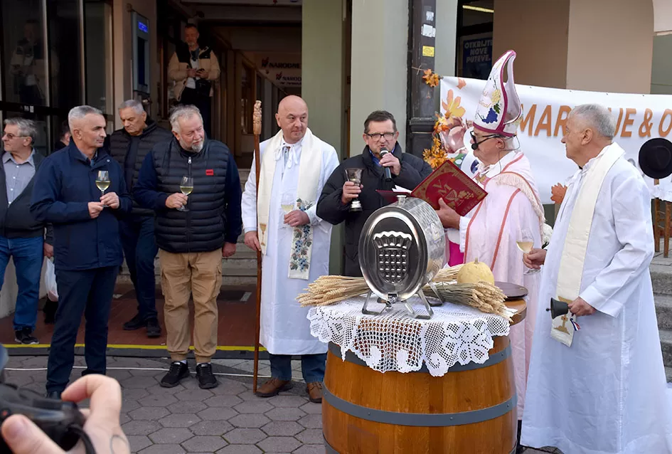 Požega proslavila Martinje u duhu tradicije: Središte grada odjekivalo obredom krštenja mošta!