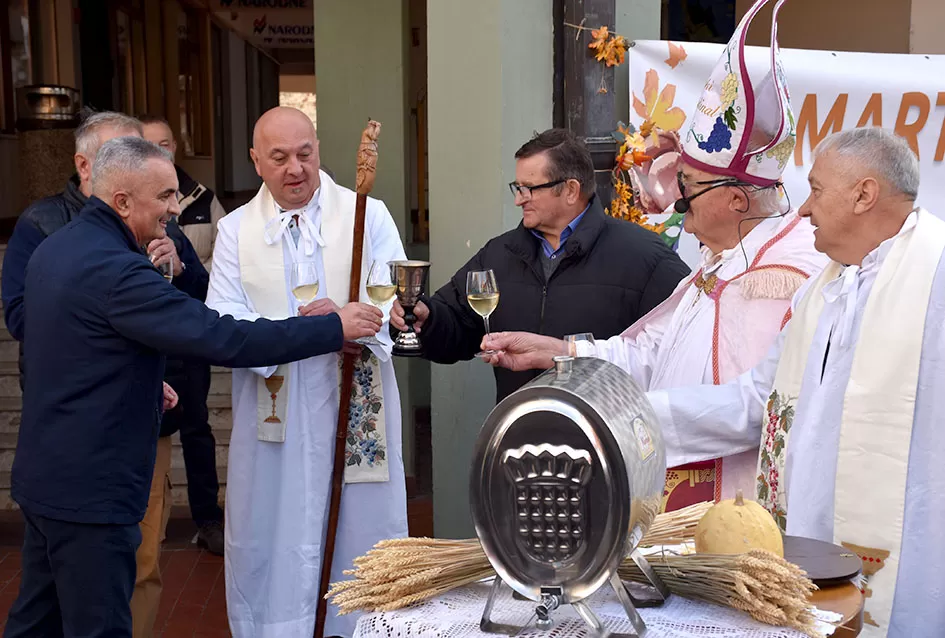 Požega proslavila Martinje u duhu tradicije: Središte grada odjekivalo obredom krštenja mošta!