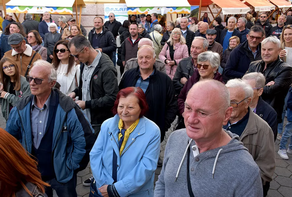 Požega proslavila Martinje u duhu tradicije: Središte grada odjekivalo obredom krštenja mošta!