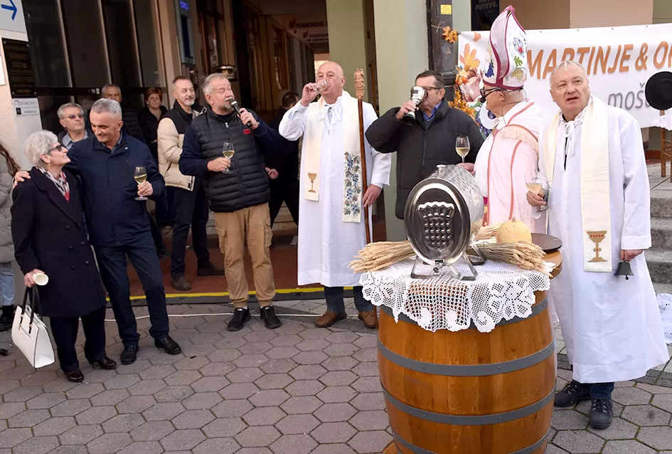Požega proslavila Martinje u duhu tradicije: Središte grada odjekivalo obredom krštenja mošta!