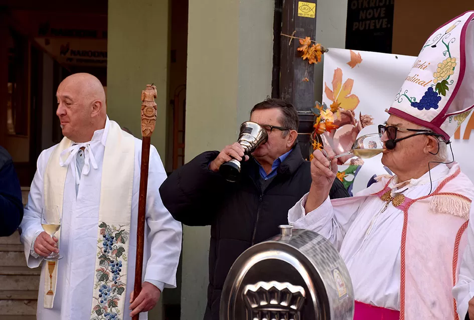 Požega proslavila Martinje u duhu tradicije: Središte grada odjekivalo obredom krštenja mošta!