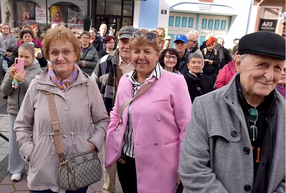 Požega proslavila Martinje u duhu tradicije: Središte grada odjekivalo obredom krštenja mošta!