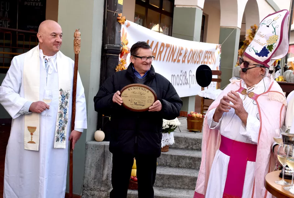 Požega proslavila Martinje u duhu tradicije: Središte grada odjekivalo obredom krštenja mošta!