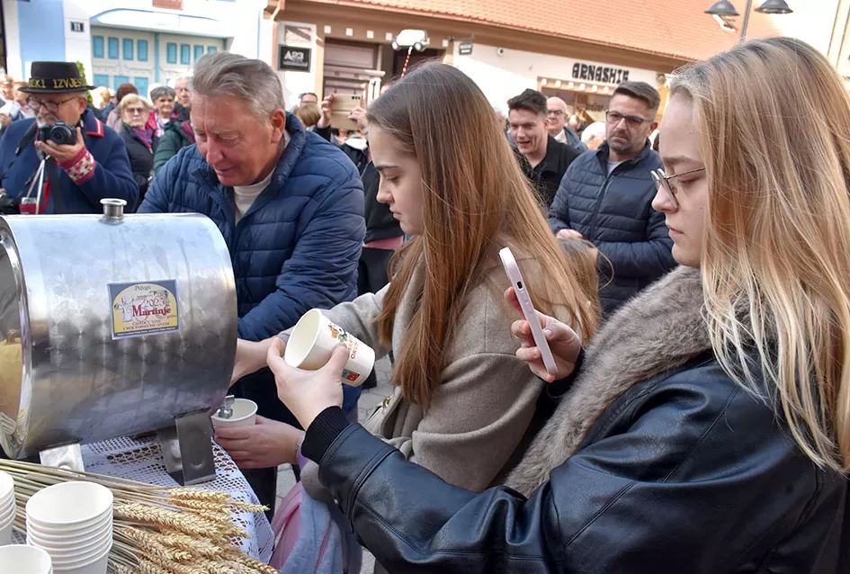 Požega proslavila Martinje u duhu tradicije: Središte grada odjekivalo obredom krštenja mošta!