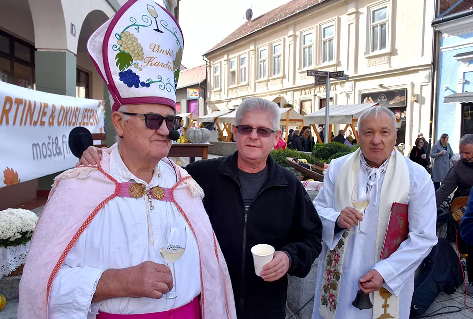 Požega proslavila Martinje u duhu tradicije: Središte grada odjekivalo obredom krštenja mošta!