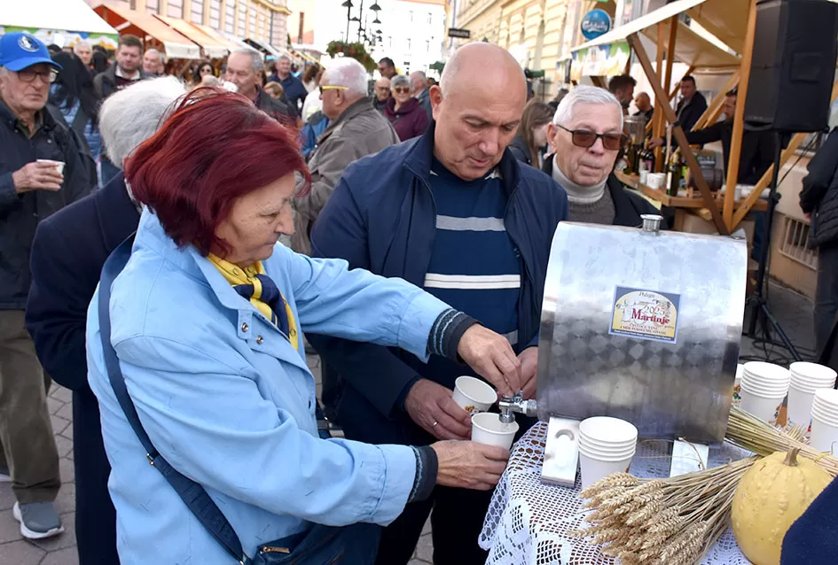 Požega proslavila Martinje u duhu tradicije: Središte grada odjekivalo obredom krštenja mošta!