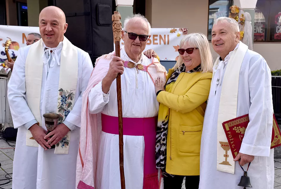 Požega proslavila Martinje u duhu tradicije: Središte grada odjekivalo obredom krštenja mošta!