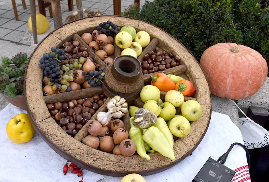 Požega.eu | Požeška jesen u srcu grada: Štandovi, izlagači i mirisi domaćih proizvoda ispunili pješačku zonu