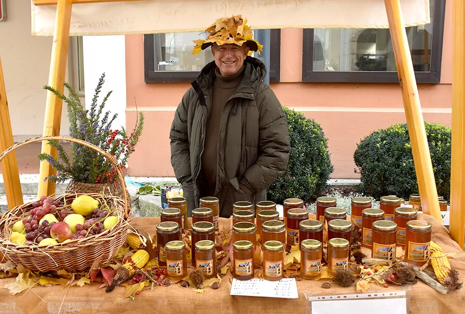 Požeška jesen u srcu grada: Štandovi, izlagači i mirisi domaćih proizvoda ispunili pješačku zonu