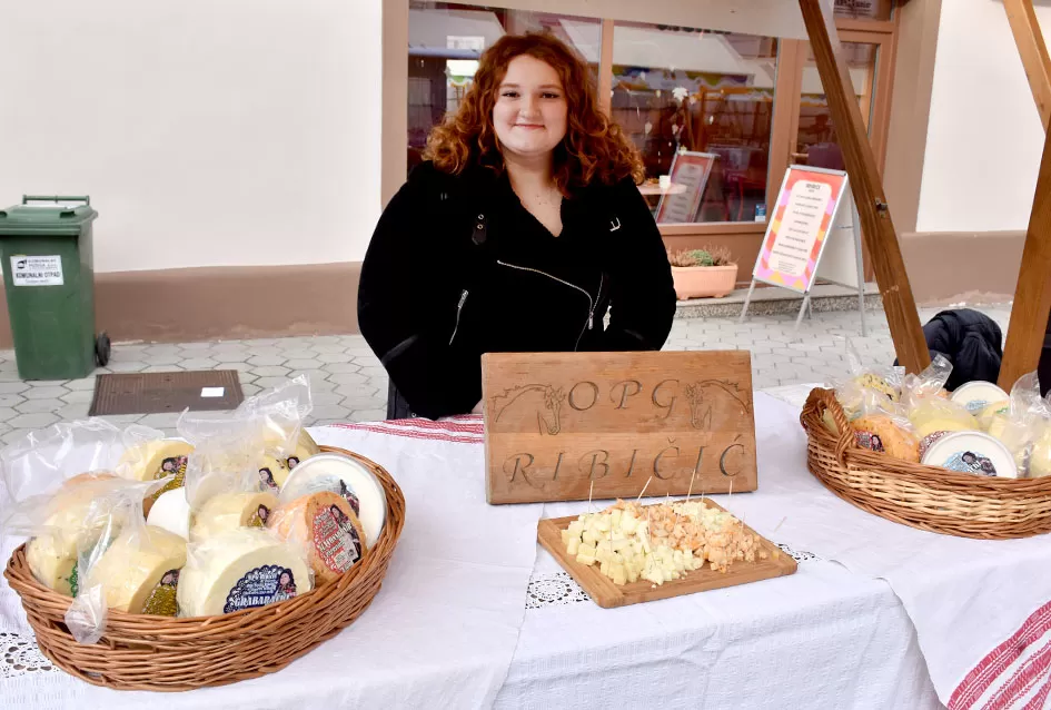 Požeška jesen u srcu grada: Štandovi, izlagači i mirisi domaćih proizvoda ispunili pješačku zonu