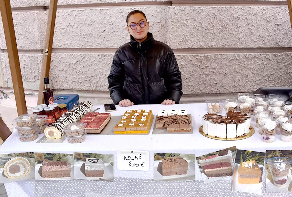 Požeška jesen u srcu grada: Štandovi, izlagači i mirisi domaćih proizvoda ispunili pješačku zonu