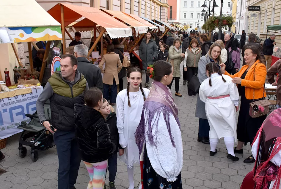 Požeška jesen u srcu grada: Štandovi, izlagači i mirisi domaćih proizvoda ispunili pješačku zonu