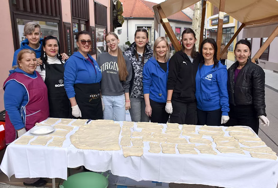 Požeška jesen u srcu grada: Štandovi, izlagači i mirisi domaćih proizvoda ispunili pješačku zonu