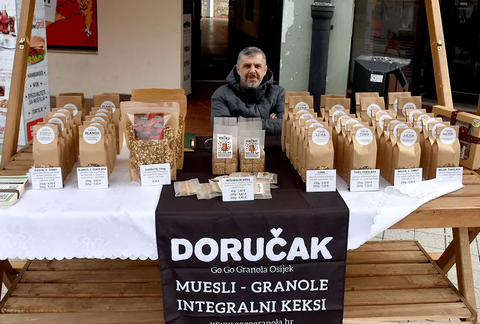 Požeška jesen u srcu grada: Štandovi, izlagači i mirisi domaćih proizvoda ispunili pješačku zonu