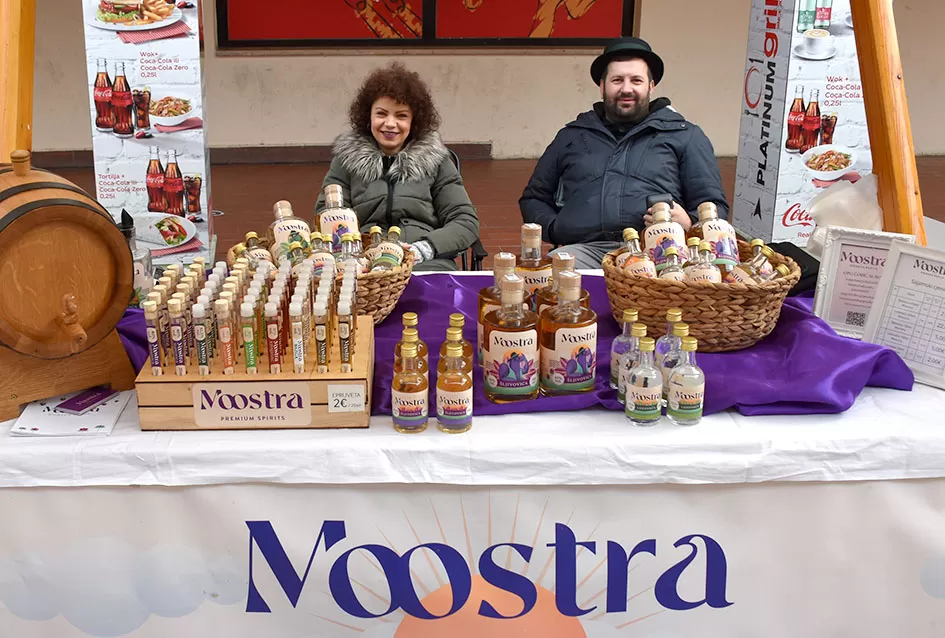 Požeška jesen u srcu grada: Štandovi, izlagači i mirisi domaćih proizvoda ispunili pješačku zonu