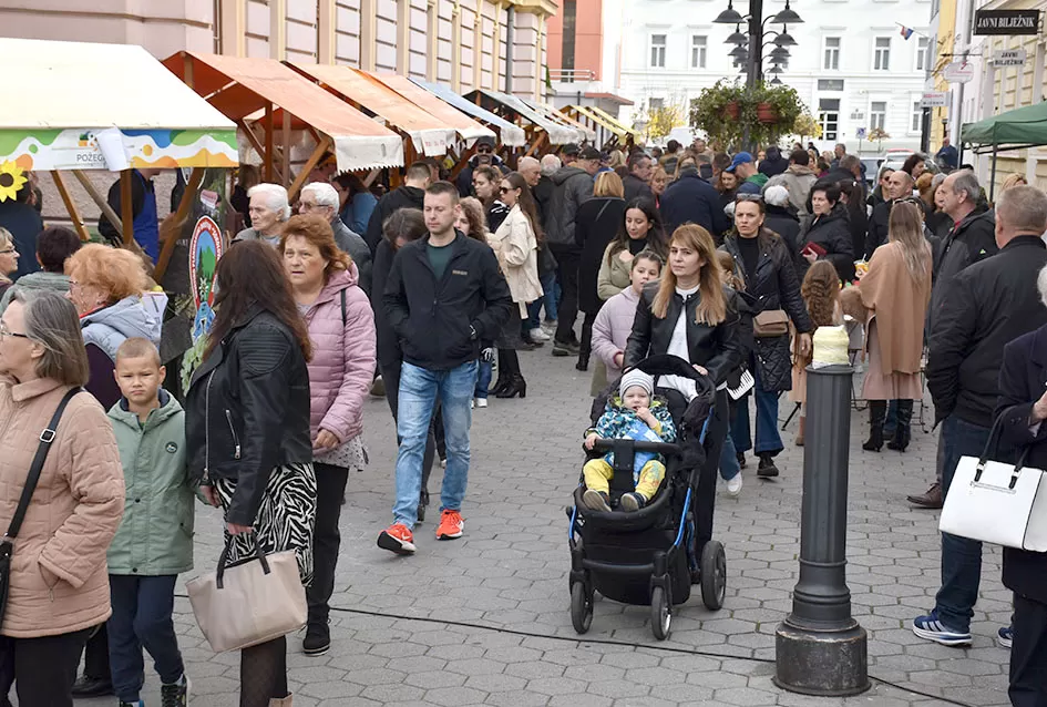 Požeška jesen u srcu grada: Štandovi, izlagači i mirisi domaćih proizvoda ispunili pješačku zonu