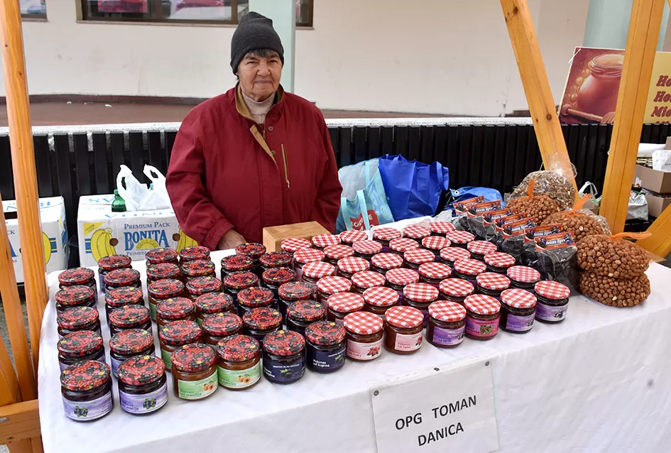 Požeška jesen u srcu grada: Štandovi, izlagači i mirisi domaćih proizvoda ispunili pješačku zonu