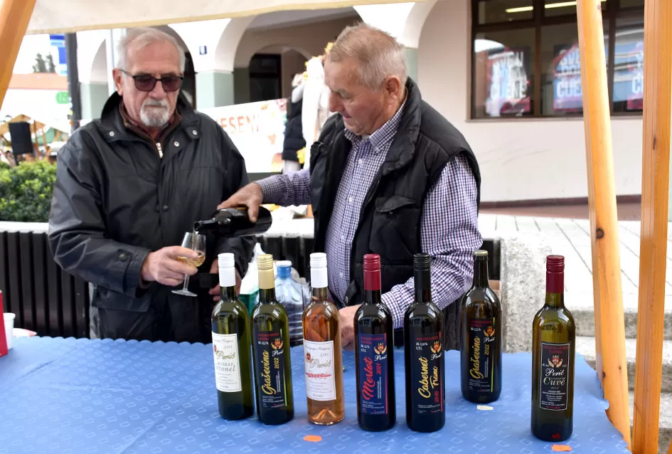 Požeška jesen u srcu grada: Štandovi, izlagači i mirisi domaćih proizvoda ispunili pješačku zonu