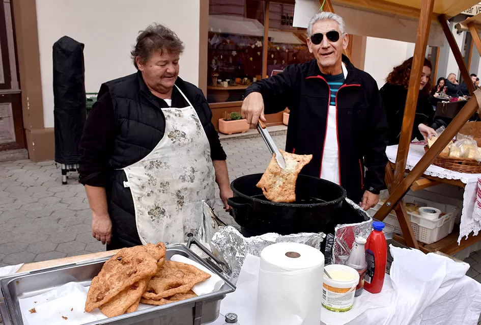 Požeška jesen u srcu grada: Štandovi, izlagači i mirisi domaćih proizvoda ispunili pješačku zonu