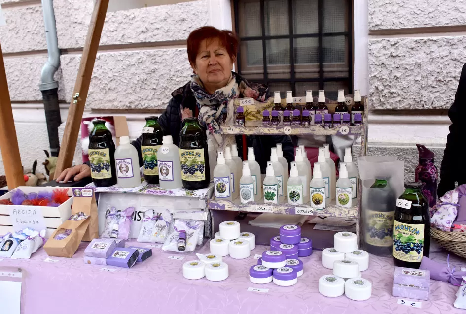 Požeška jesen u srcu grada: Štandovi, izlagači i mirisi domaćih proizvoda ispunili pješačku zonu