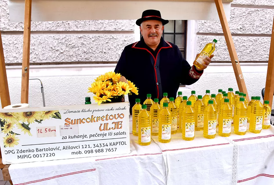 Požeška jesen u srcu grada: Štandovi, izlagači i mirisi domaćih proizvoda ispunili pješačku zonu