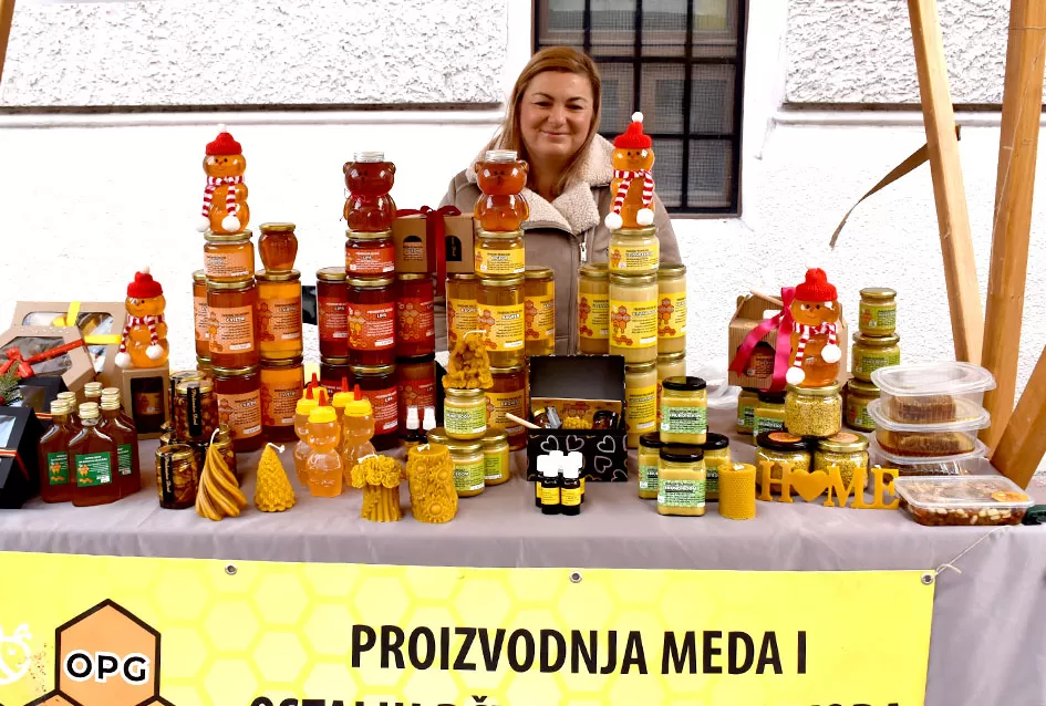 Požeška jesen u srcu grada: Štandovi, izlagači i mirisi domaćih proizvoda ispunili pješačku zonu