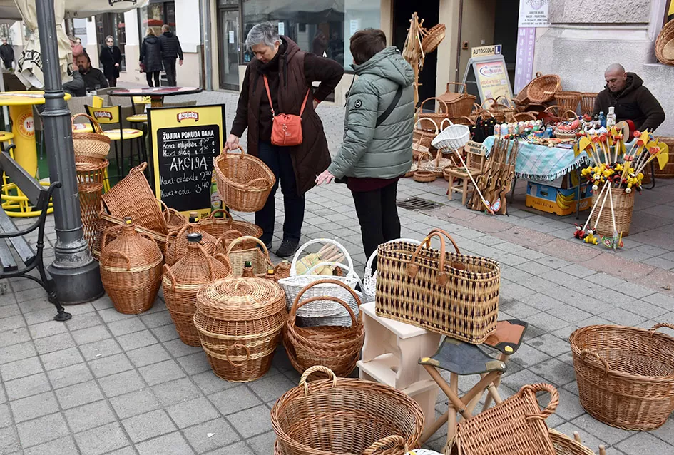 Požeška jesen u srcu grada: Štandovi, izlagači i mirisi domaćih proizvoda ispunili pješačku zonu