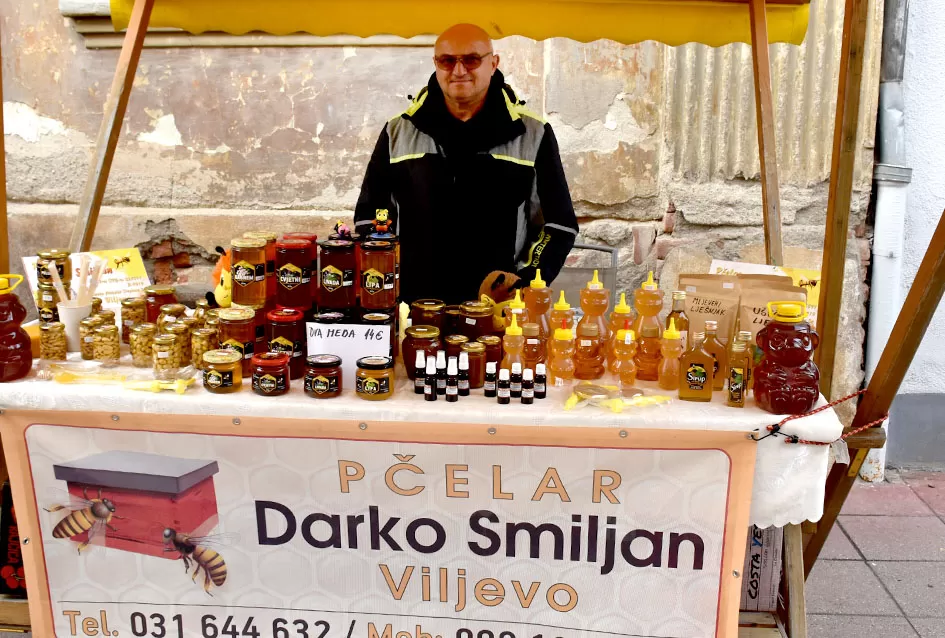 Požeška jesen u srcu grada: Štandovi, izlagači i mirisi domaćih proizvoda ispunili pješačku zonu