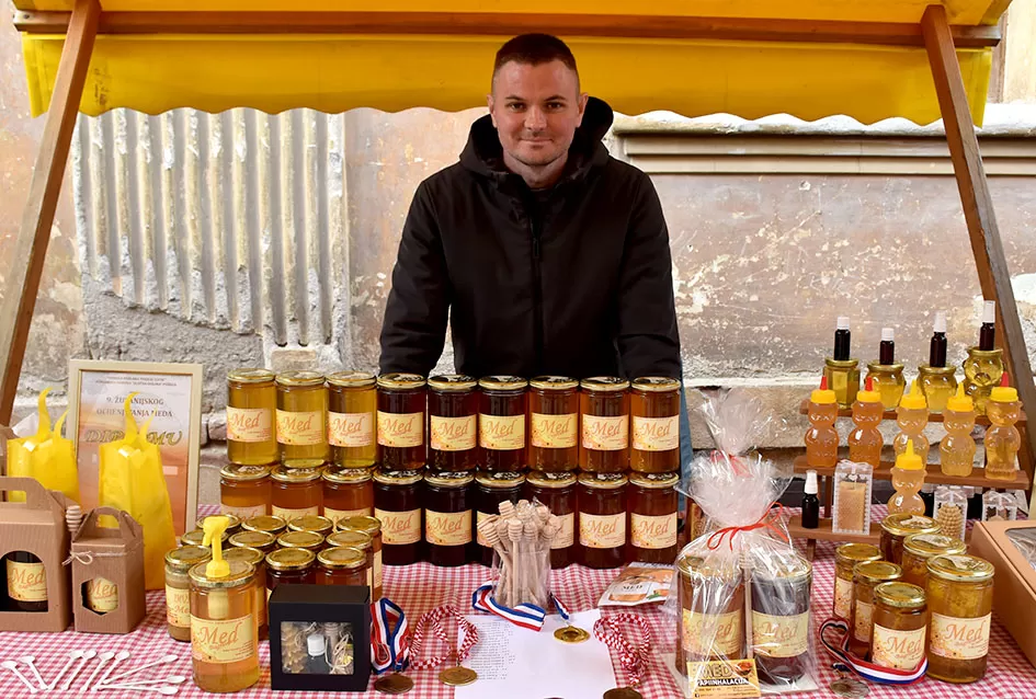 Požeška jesen u srcu grada: Štandovi, izlagači i mirisi domaćih proizvoda ispunili pješačku zonu