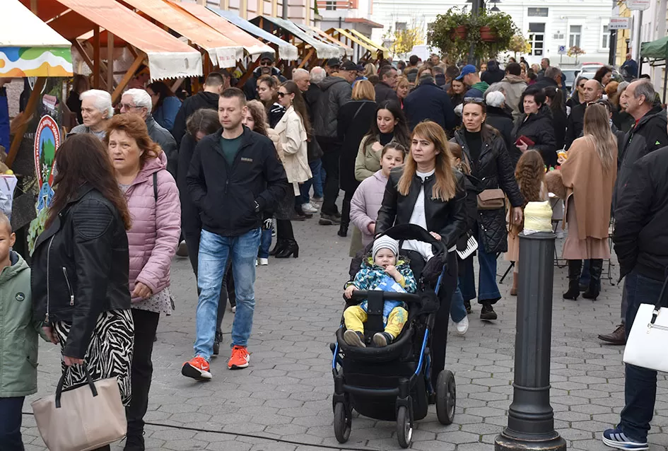Požeška jesen u srcu grada: Štandovi, izlagači i mirisi domaćih proizvoda ispunili pješačku zonu