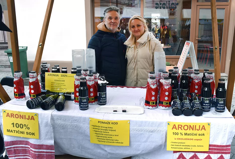 Požeška jesen u srcu grada: Štandovi, izlagači i mirisi domaćih proizvoda ispunili pješačku zonu