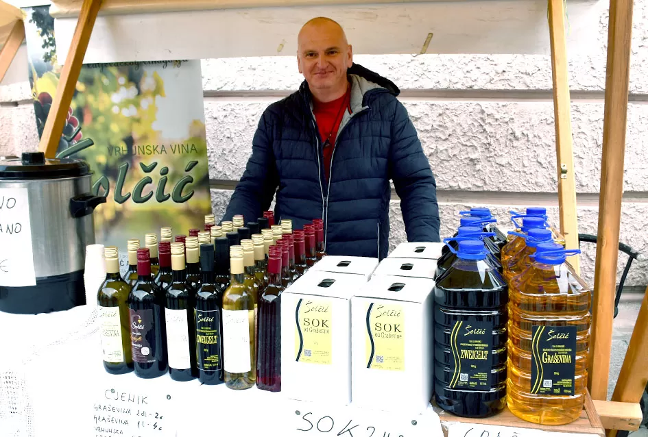 Požeška jesen u srcu grada: Štandovi, izlagači i mirisi domaćih proizvoda ispunili pješačku zonu