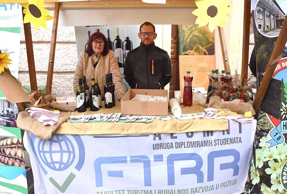 Požeška jesen u srcu grada: Štandovi, izlagači i mirisi domaćih proizvoda ispunili pješačku zonu