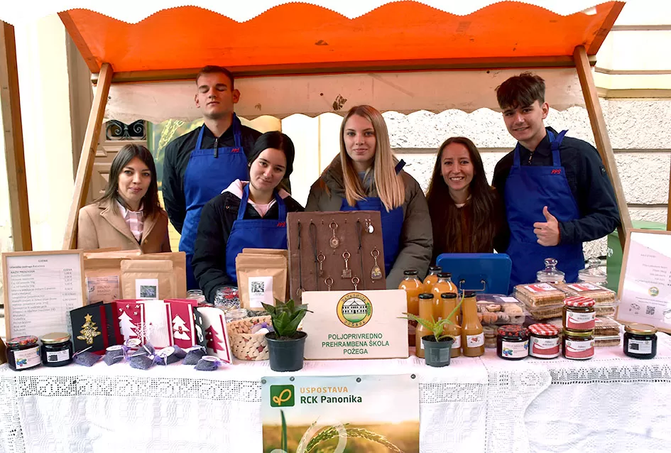 Požeška jesen u srcu grada: Štandovi, izlagači i mirisi domaćih proizvoda ispunili pješačku zonu