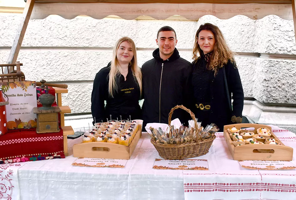 Požeška jesen u srcu grada: Štandovi, izlagači i mirisi domaćih proizvoda ispunili pješačku zonu