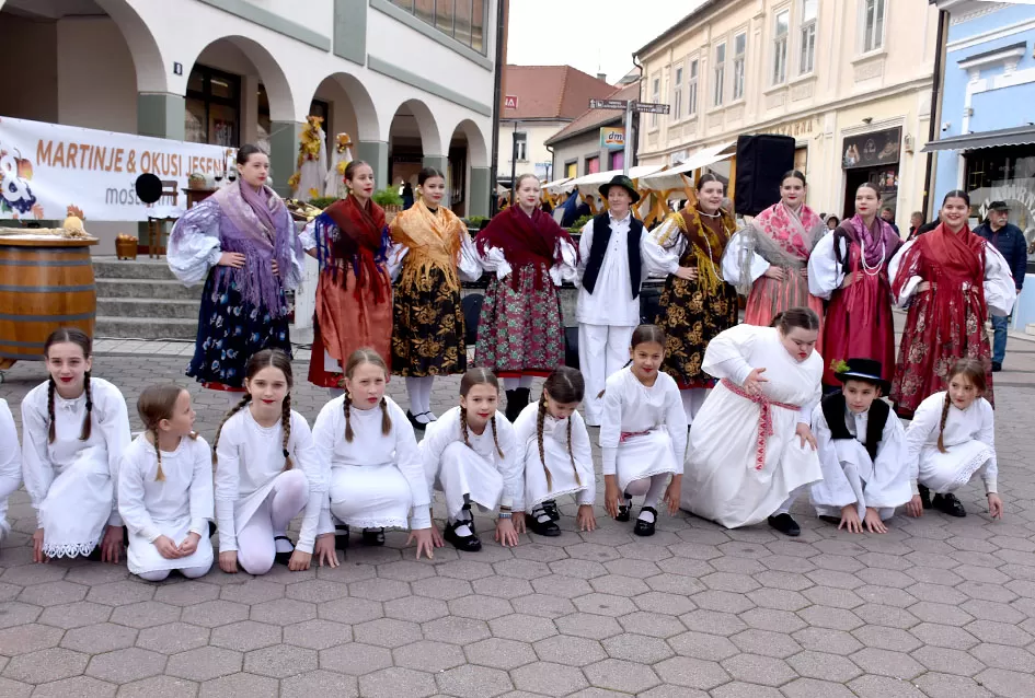 Požeška jesen u srcu grada: Štandovi, izlagači i mirisi domaćih proizvoda ispunili pješačku zonu
