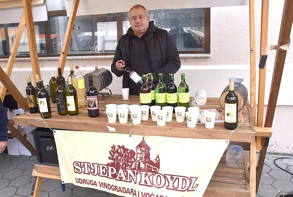 Požeška jesen u srcu grada: Štandovi, izlagači i mirisi domaćih proizvoda ispunili pješačku zonu