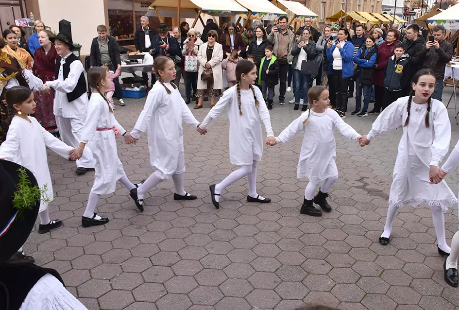 Požeška jesen u srcu grada: Štandovi, izlagači i mirisi domaćih proizvoda ispunili pješačku zonu