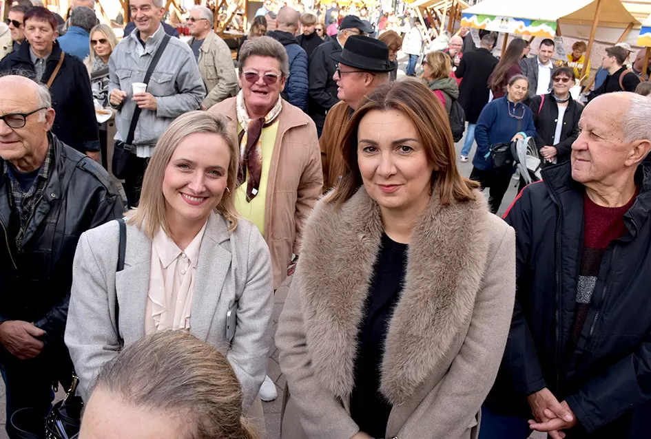 Požeška jesen u srcu grada: Štandovi, izlagači i mirisi domaćih proizvoda ispunili pješačku zonu