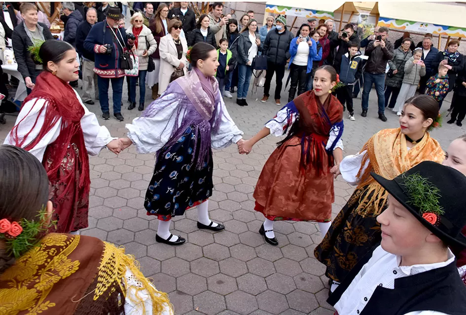 Požeška jesen u srcu grada: Štandovi, izlagači i mirisi domaćih proizvoda ispunili pješačku zonu