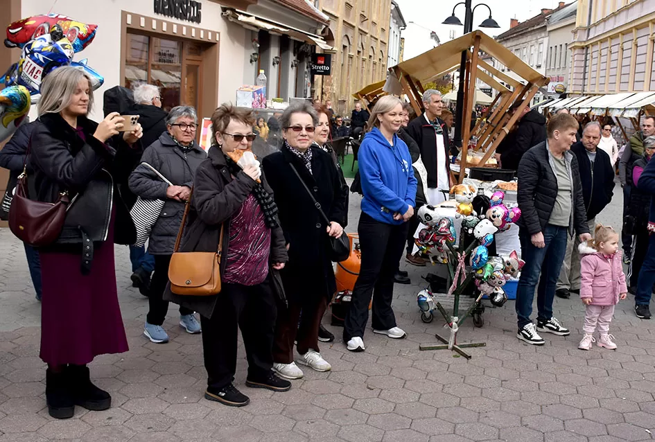 Požeška jesen u srcu grada: Štandovi, izlagači i mirisi domaćih proizvoda ispunili pješačku zonu