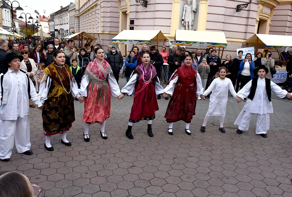 Požeška jesen u srcu grada: Štandovi, izlagači i mirisi domaćih proizvoda ispunili pješačku zonu