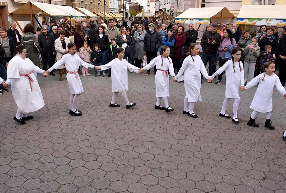 Požeška jesen u srcu grada: Štandovi, izlagači i mirisi domaćih proizvoda ispunili pješačku zonu