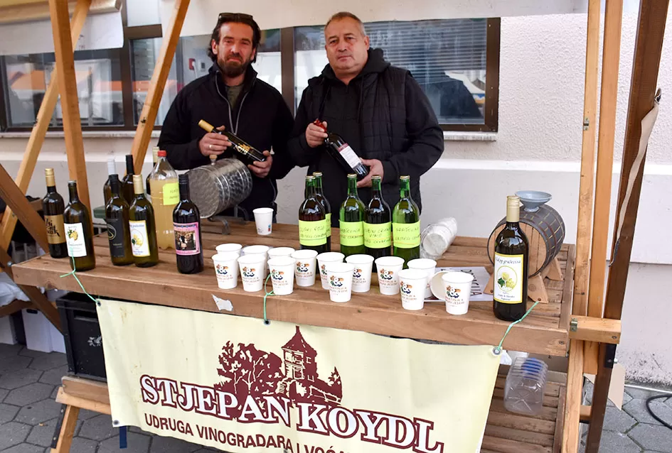 Požeška jesen u srcu grada: Štandovi, izlagači i mirisi domaćih proizvoda ispunili pješačku zonu